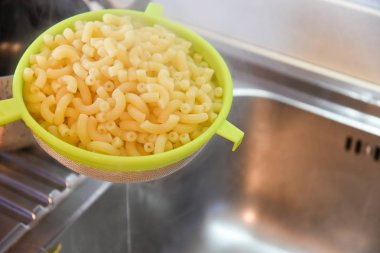 Mutfakta makarna pişirmek..