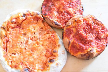 Pişmiş ev yapımı meydanlar masada 