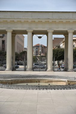 İtalya şehir meydanında güzel bir bina. 