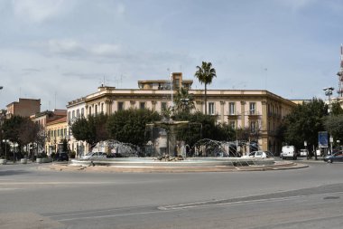 Meydandaki çeşmenin manzarası 