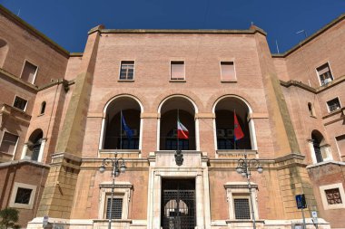  Şehrin merkezindeki eski bir binanın cephesi.