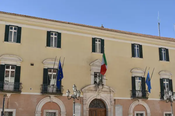  Şehrin merkezindeki eski bir binanın cephesi.