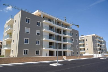 Modern konut binaları. Yeni bir modern apartman inşaatı