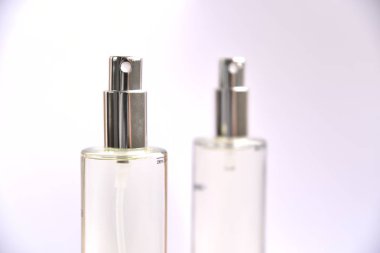 Beyaz arka planı olan parfüm şişeleri.. 