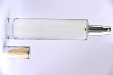 parfüm şişesi üzerinde gri bir arka plan.