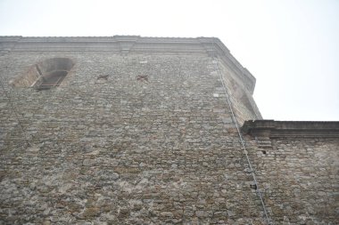 Ortaçağ şatosundaki antik taş duvar