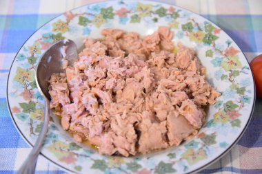 Tabakta konserve ton balığı, kapat. 