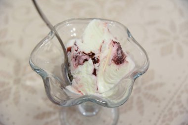 Dondurma ve kaşık, yaklaşın.