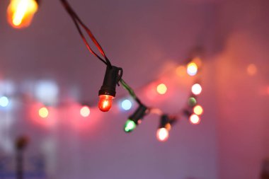 Çelenkli Noel ışıkları