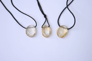 Beyaz arkaplanda kolyeler