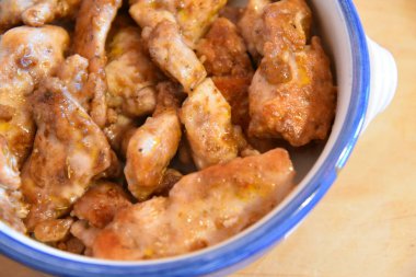 Tavuk kanadı ve sos.