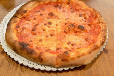 Peynirli İtalyan pizzası, yakın çekim.