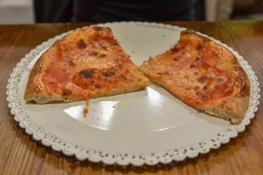 Tabakta pizza dilimleri, yakın çekim. 