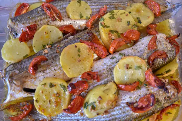 Limonlu, sarımsaklı ve otlu fırında balık.
