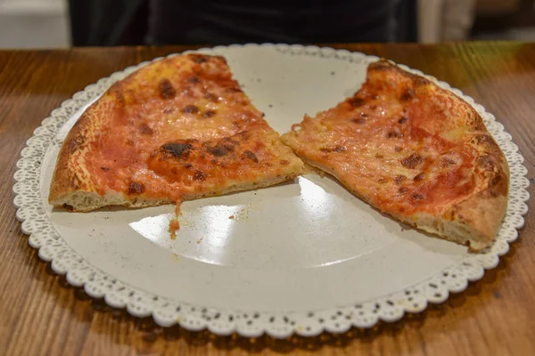 Tabakta pizza dilimleri, yakın çekim. 