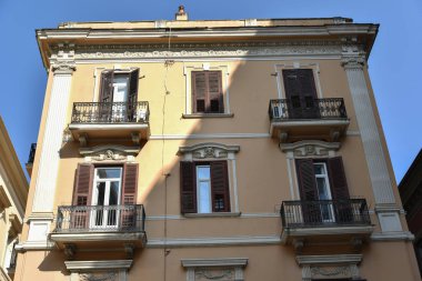 Eski kasabada bir bina. 