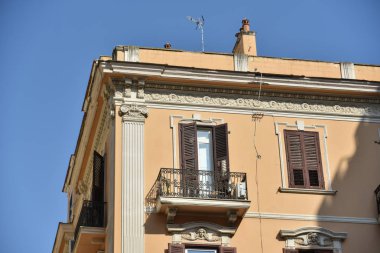 Eski kasabada bir bina. 