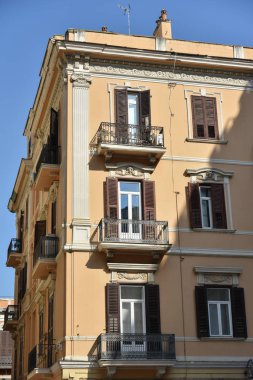 Eski kasabada bir bina. 