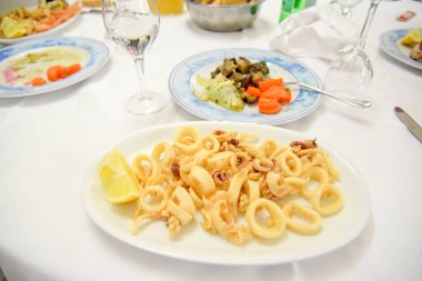 Tabakta kızarmış deniz ürünleri mürekkep balığı halkaları.