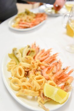 Restoran masasında deniz ürünleri ve deniz ürünleri var..