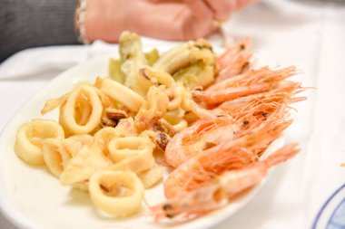 Restoran masasında deniz ürünleri ve deniz ürünleri var..