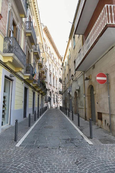 Dar şehir caddesinin manzarası 