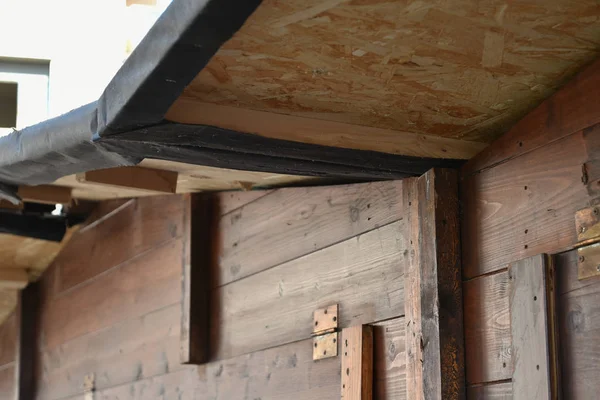 Ahşap çatının yakın görüntüsü..