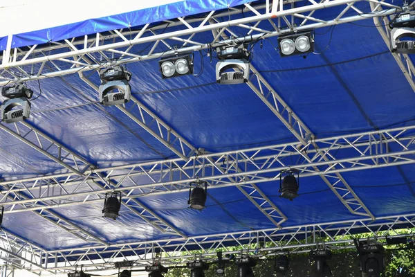 Konser sahnesinin mavi tavanı