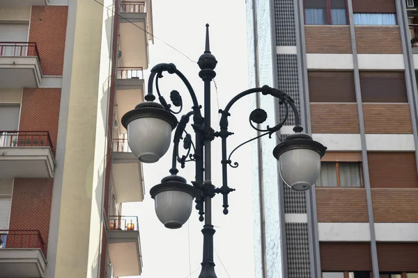 Sokak lambaları, şehir mimarisi, sokak fotoğrafı.