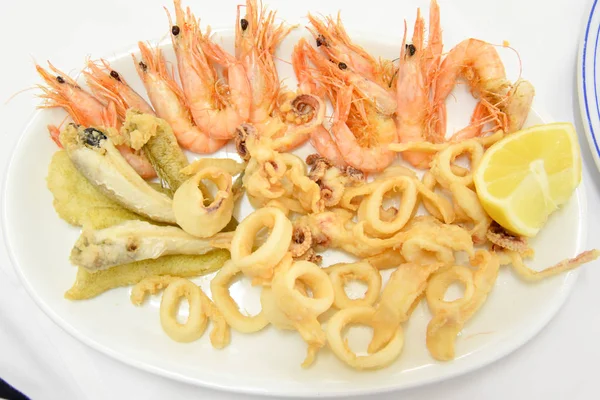 Deniz ürünleri, karidesler, mürekkep balığı halkaları, kapatın.