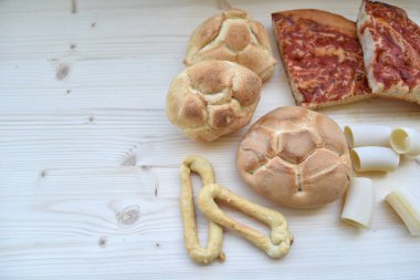 Taze ekmek, pizza ve makarna. 