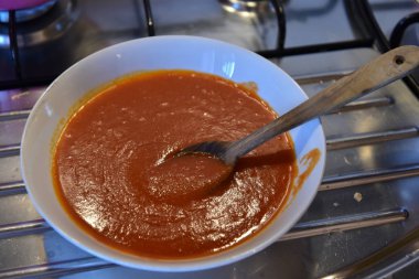Masada kaşıkla kırmızı sos. 