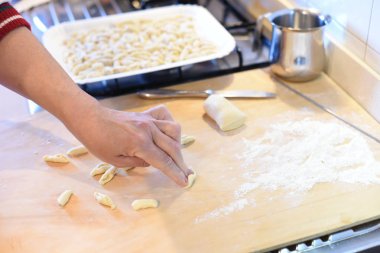 Geleneksel ev yapımı makarna yapan kadın. 