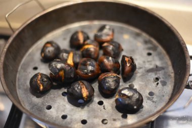 Tavada kızarmış kestane, kapat. 