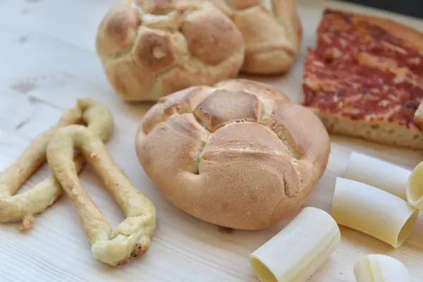 Taze ekmek, pizza ve makarna. 