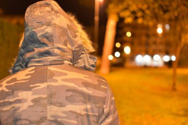 Siyah ve Beyaz Adam Gece Portresi