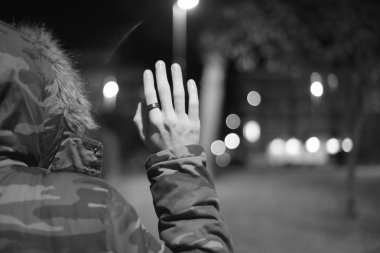 Siyah ve Beyaz Adam Gece Portresi