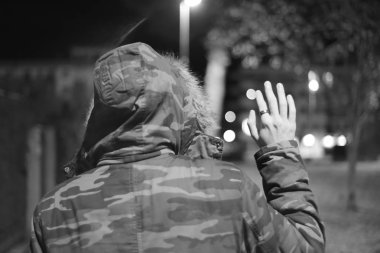 Siyah ve Beyaz Adam Gece Portresi