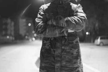 Siyah ve Beyaz Adam Gece Portresi