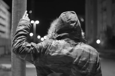 Siyah ve Beyaz Adam Gece Portresi