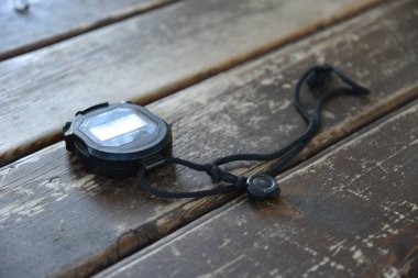 Siyah zamanlayıcı Eski ahşap zemin 