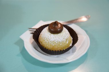 Tabağa şekerli Nutella Pastası