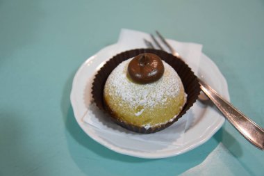 Tabağa şekerli Nutella Pastası