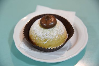 Tabağa şekerli Nutella Pastası