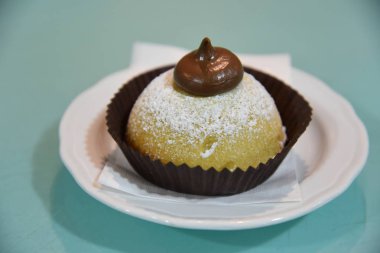 Tabağa şekerli Nutella Pastası