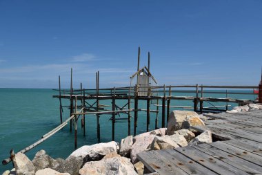 Termoli 'nin deniz manzarasında Antik Trabucco