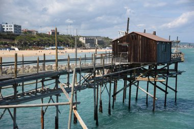 Termoli 'nin deniz manzarasında Antik Trabucco