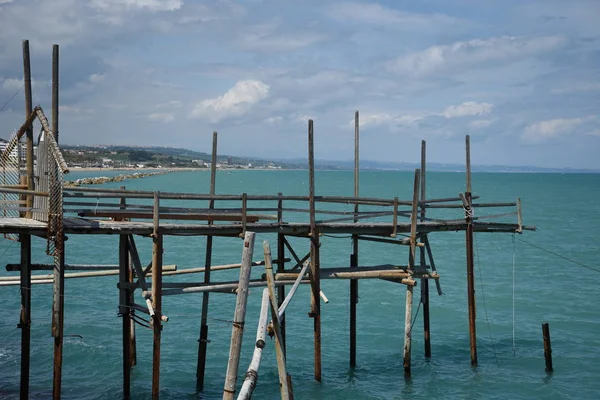 Termoli 'nin deniz manzarasında Antik Trabucco