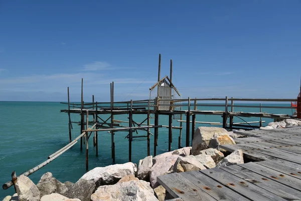 Termoli 'nin deniz manzarasında Antik Trabucco