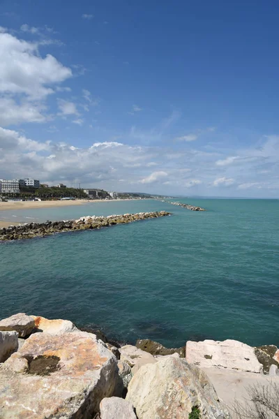 Yaz mevsiminde Sabah Termoli ve Deniz Burnu Kıyı Şeridi